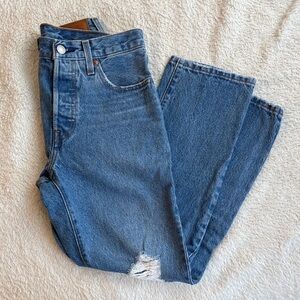 Levi’s Straightleg Women's Jeans with Distressed Knee